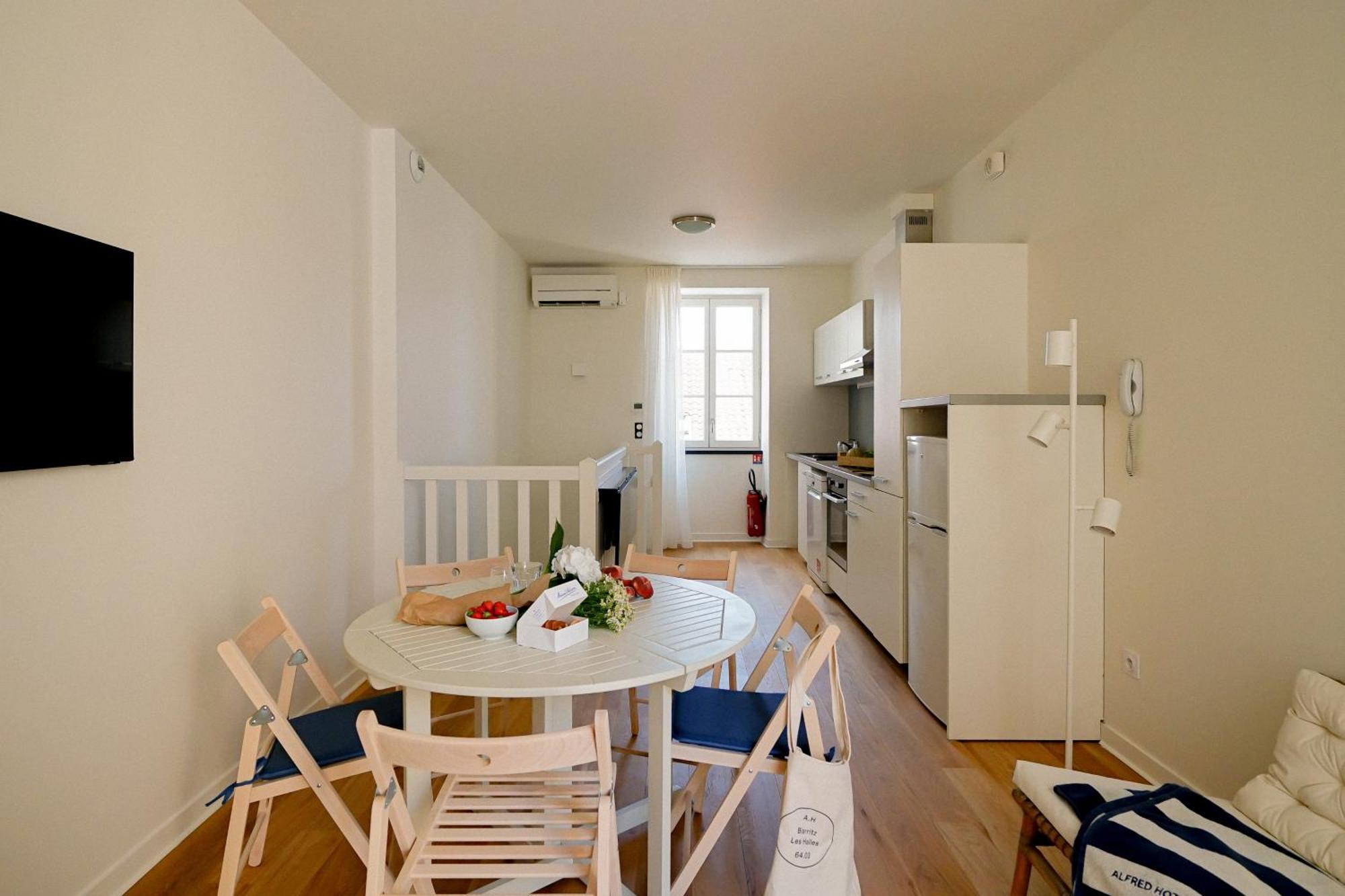 Alfred Hotels Les Halles Biarritz Esterno foto