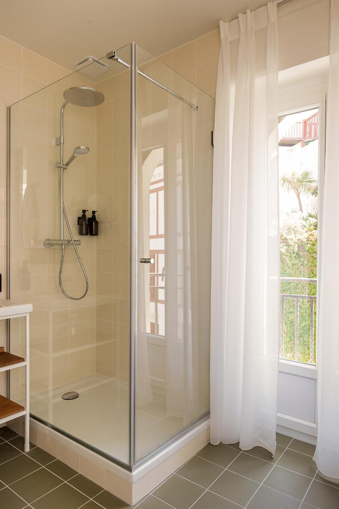 Alfred Hotels Les Halles Biarritz Esterno foto